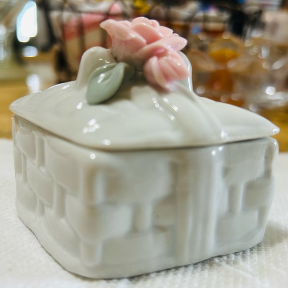 Vintage porcelain trinket box, rose 🌹 top. - Picture 2 of 4